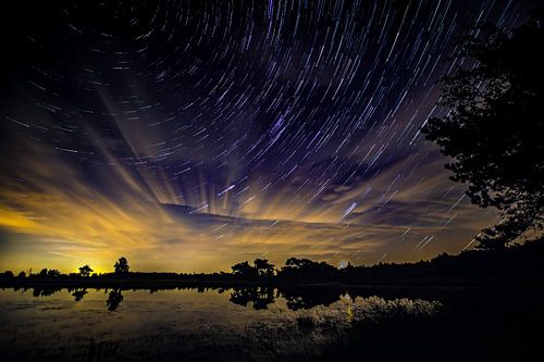 Startrail of sterrenspoor op Kalmthoutse Heide (nachtfotografie) met opkomende maan.
