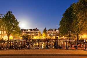 Fietsen op de brug in de avond