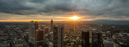 Die Skyline von Frankfurt bei Sonnenuntergang