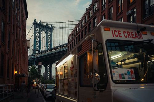 La vie de la rue new-yorkaise dans le décor emblématique du pont