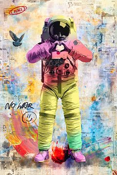 Astronaut der Liebe und des Friedens - Ein Street Art Statement Piece von Arjen Roos