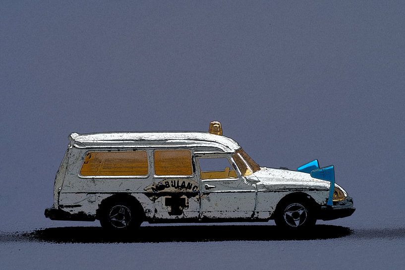 Citroen DS ambulance with flags by Humphry Jacobs