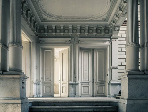 Deuren en pilaren  in Vervallen Villa  in België