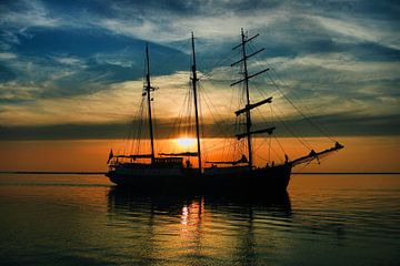 Zonsondergang Markermeer met een zeilschip