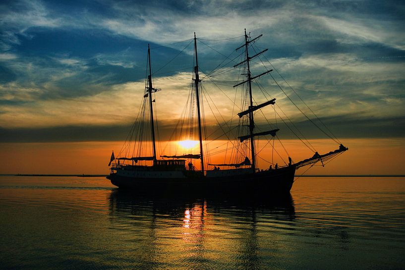 Zonsondergang Markermeer met een zeilschip by Juul Baars