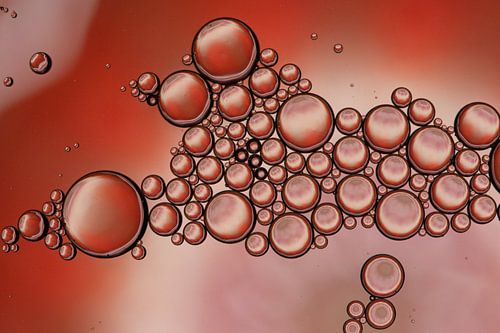 Druppels olie op water