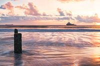 Langzeitbelichtung vom Sonnenuntergang an der Nordsee