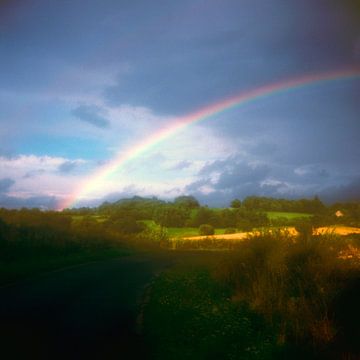 regenboog bij heuvellandschap van Marije Engelsman