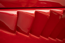 Detailansicht eines roten Oldtimers. Luftansaugstutzen in Ferrari-Rot. von Christa Stroo photography