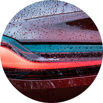 BMW Z4 achterlicht in de regen van Pieter van Dieren (pidi.photo)