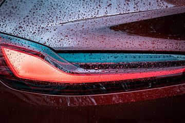 BMW Z4 achterlicht in de regen van Pieter van Dieren (pidi.photo)