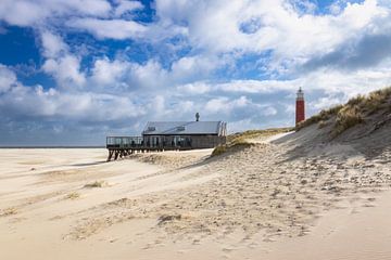 Leuchtturm und Strandbar auf Texel von Daniela Beyer