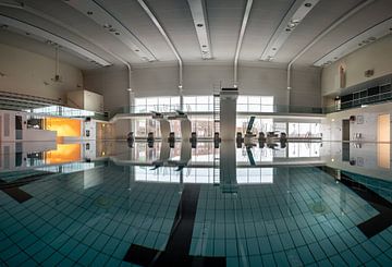Leeg zwembad het HOFBAD in Ypenburg van Jolanda Aalbers