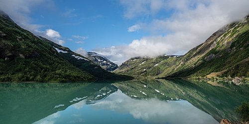 Réflexion dans les montagnes de Jotunheimen