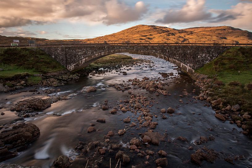 Zonsondergang bij Sligachan Old Bridge  van Stephan van Krimpen