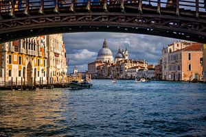 Sous le pont du cœur de Venise