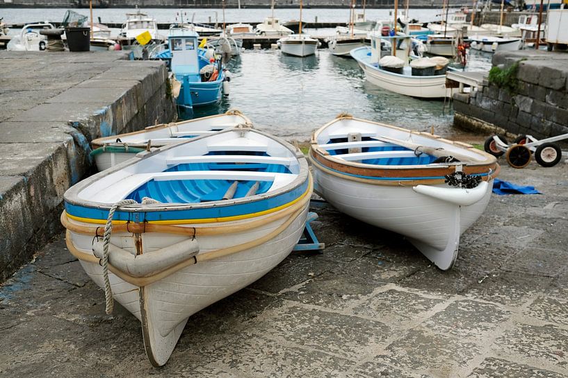 Ruderboote und Fischerboote auf Capri von Lensw0rld