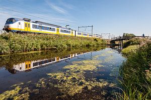 Le train dans le paysage hollandais: Oostzaan (réflexion)