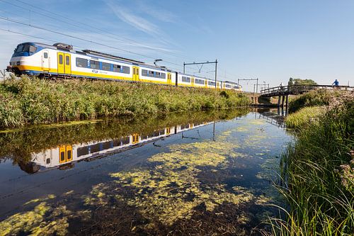 De trein in het Nederlandse landschap: Oostzaan (reflectie)