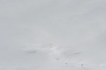 Kabelbanen in dichte wolken van Willem van den Berge