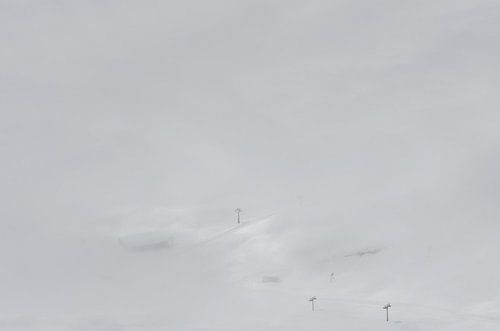 Téléphériques dans les nuages denses