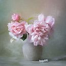 Stilleben mit rosa Pfingstrosen in einer grauen Vase von Diana van Tankeren Miniaturansicht