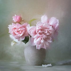 Stilleben mit rosa Pfingstrosen in einer grauen Vase