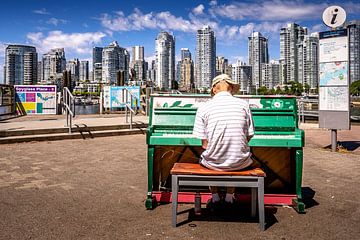 Pianospeler voor de skyline van Vancouver van Marc Lehmann