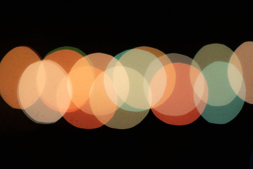 Bokeh aus Türkis, Rot und Gelb von Kerstin Marosi