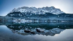Eibsee im Winter mit Schnee und Reflektion der Zugspitze. Bayern. Deutschland