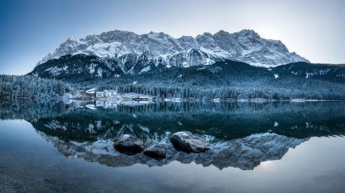 Eibsee im Winter mit Schnee und Reflektion der Zugspitze. Bayern. Deutschland