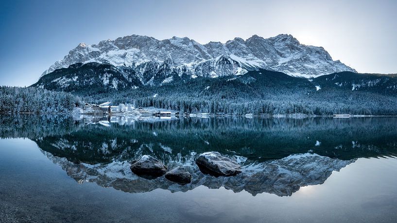 Eibsee im Winter mit Schnee und Reflektion der Zugspitze. Bayern. Deutschland von Daniel Pahmeier
