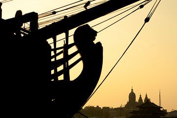 Het VOC-schip De Amsterdam in silhouet