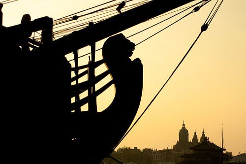Het VOC-schip De Amsterdam in silhouet