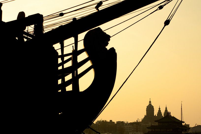 Het VOC-schip De Amsterdam in silhouet by André van Bel