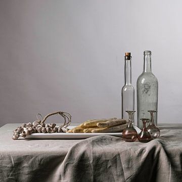 Sober modern still life with asparagus [square]. by Affect Fotografie