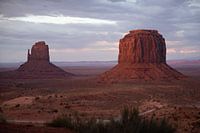 Monument Valley bij zonsondergang | Reisfotografie, landschap kleur