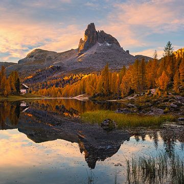 Zonsopkomst bij Lago Federa, Dolomieten, Italië van Henk Meijer Photography