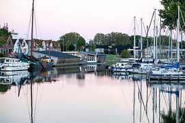 Abendlicht über dem Wasser von Middelburg mit Masten von Werner Lerooy