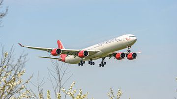 Landung des Airbus A340-600 von Virgin Atlantic Airways. von Jaap van den Berg