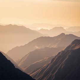 Berglandschaften bei Sonnenuntergang – warme, neblige Landschaft