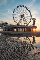 Pier Scheveningen reuzenrad bij zonsondergang vanaf het strand