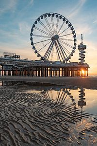 Pier Scheveningen reuzenrad bij zonsondergang vanaf het strand van Erik van 't Hof