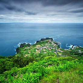 Klein dorp aan de oceaan, Faja de Ouvidor, Sao Jorge, Azoren van Sebastian Rollé - travel, nature & landscape photography