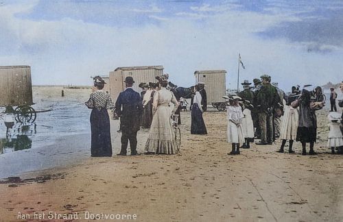 Mannen , vrouwen en kinderen op het strand van Oostvoorne in 1909