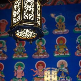 Leuchtende Laterne vor buddhistischen Gottheiten von Patrick Kilb
