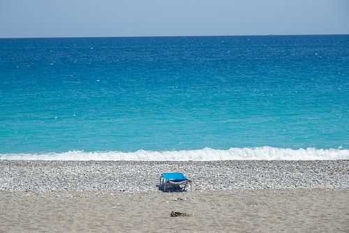 La plage déserte de Lakkos, avec une civière abandonnée sur le rivage de galets, Péloponnèse, Grèce