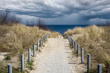 Strandweg an der Ostsee mit Gewitterwolken