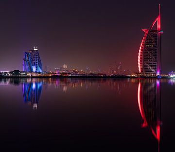 Burj al Arab en Jumeirah Beach-hotel bij zonsondergang