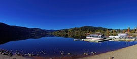 Panoramisch uitzicht op de Titisee in het Zwarte Woud in de herfst van Andreas Freund